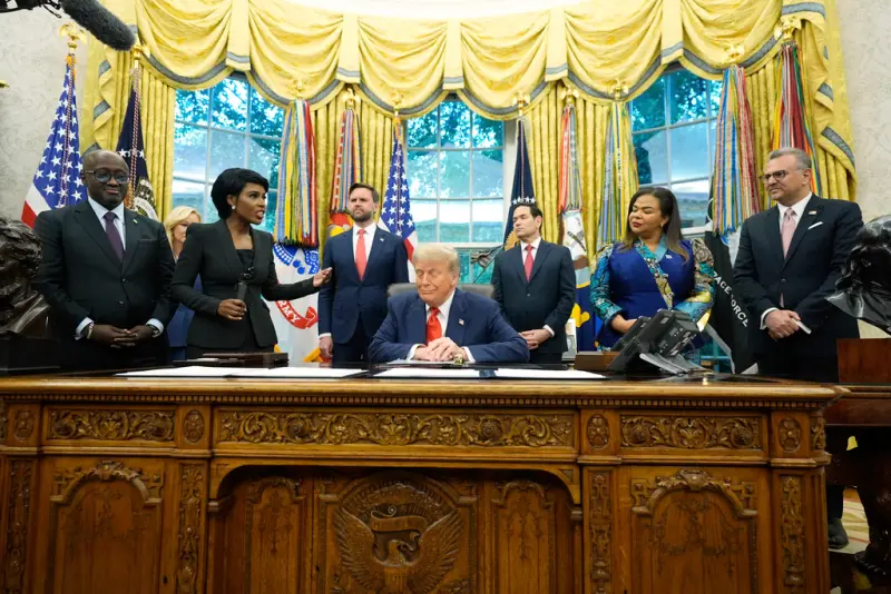 ▲美國總統川普日前在白宮簽署剛果與盧安達的和平協議，非洲記者維拉斯（Hariana Veras,右2）向川普分享剛果人聽到消息的欣喜反應。（圖／美聯社／達志影像）