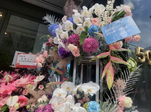 ▲蔡康永也送上花籃(右)獻上祝福。(圖/記者林柏年攝) ▲蔡康永也送上花籃(右)獻上祝福。(圖/記者林柏年攝)