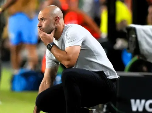 ▲邁阿密國際主教練Javier Mascherano於2025年6月23日，在佛羅里達州邁阿密花園舉行的世俱盃A組賽事中，面對帕爾梅拉斯的比賽裡神情專注地觀察場上戰況，展現其臨場指揮風采。（圖／美聯社／達志影像）