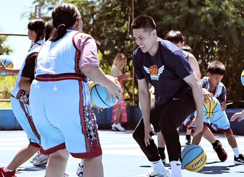 ▲「我的籃球夢 圓夢計畫」後獲得好評，中華男籃陳盈駿與小學員互動。(圖/全球人壽提供)