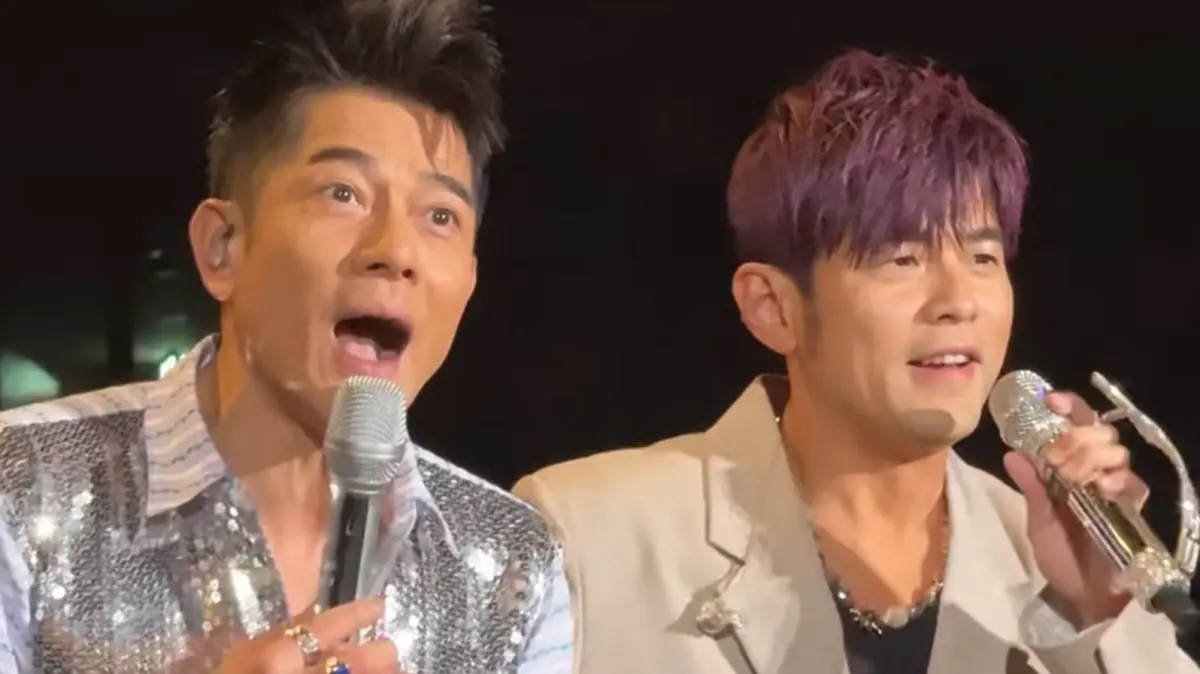 ▲周杰倫（右）昨晚香港演唱會壓軸場，嘉賓請到郭富城（左），周董還在台上還原20多年前麻辣鍋店「綁架郭富城」真相，讓粉絲全笑翻。（圖／翻攝自周杰倫歌迷會官方微博）