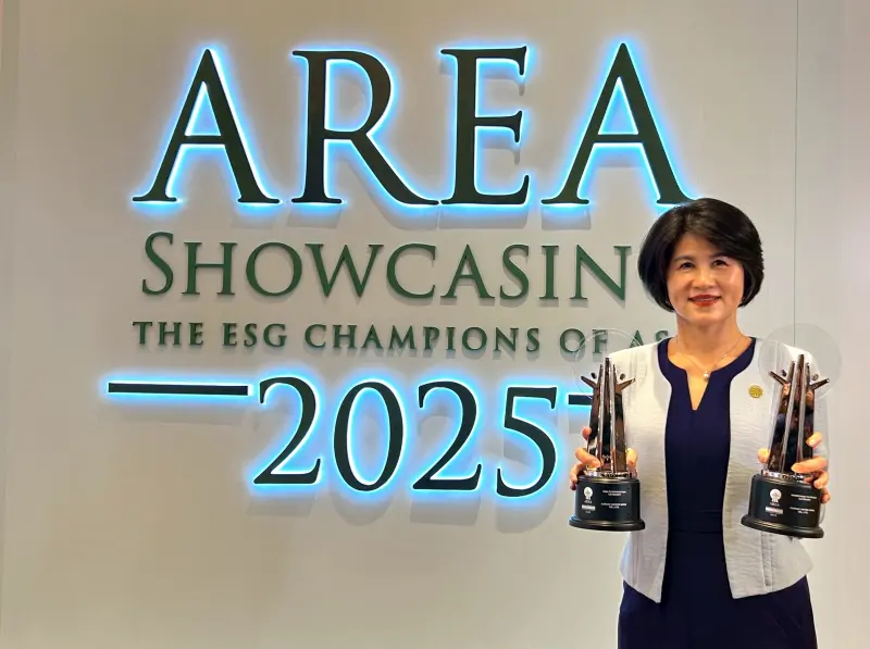 ▲多方位守護員工，國泰世華獲《亞洲企業社會責任獎》頒發「人力投資」、「健康衛生推廣」兩大獎。由國泰世華銀行副總經理莊秀珠代表領獎。（圖／國泰世華銀行）