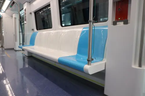 ▲捷運三鶯線預計將於今年底完工，其座椅設計硬梆梆的，是為了保護民眾乘車安全。（圖／新北捷運臉書）