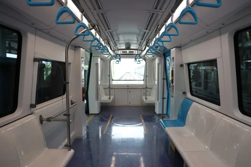 ▲台北捷運與新北捷運設計的車廂座椅，通常坐起來皆特別硬，官方近日親自出面說明背後原因，讓一票乘客大長知識。（圖／新北捷運臉書）