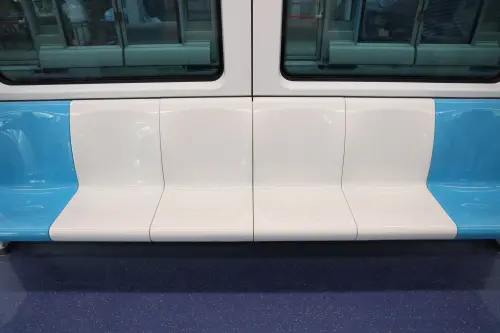 ▲捷運三鶯線預計將於今年底完工，其座椅設計硬梆梆的，是為了保護民眾乘車安全。（圖／新北捷運臉書）