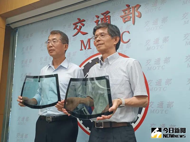 ▲公路局今（30）日召開記者會，公布汽車車窗及擋風玻璃黏貼隔熱紙使用指引。（圖／記者許若茵攝）