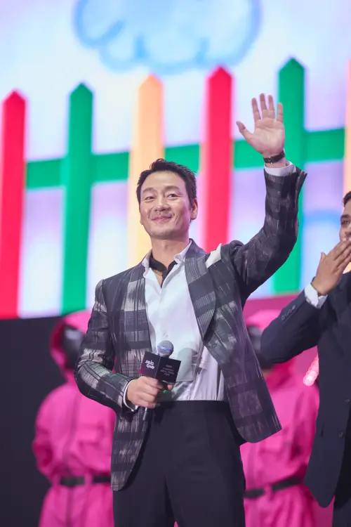 ▲當年在結尾黑化的編號218朴海秀也現身支持《魷魚遊戲3》。（圖／Netflix）