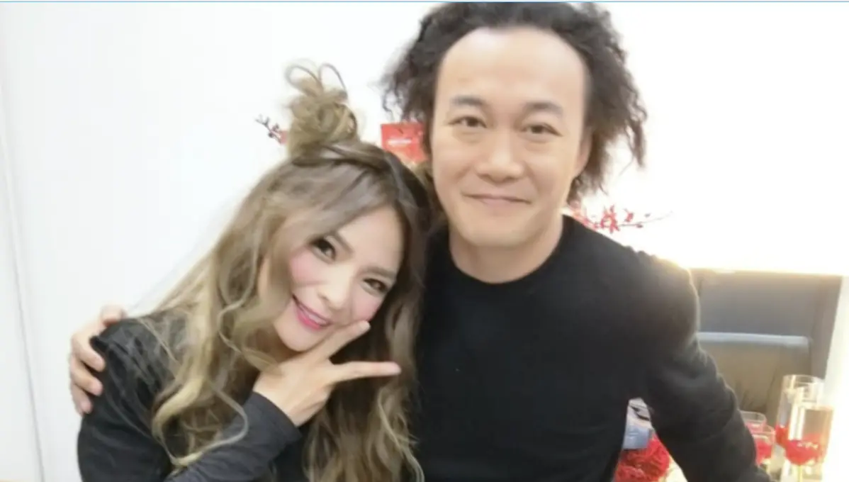 ▲藝人小甜甜日前收到冒名陳奕迅（右）的詐騙私訊，今（30）日發文揭露對話內容，見對方打著「Eason」名號與自己攀談，語氣頻頻鬼打牆，讓小甜甜傻眼直呼：「詐騙集團要先做好功課啊！ 立即檢舉！」（圖／翻攝自小甜甜IG）