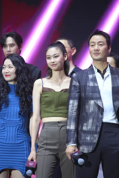 ▲▼當年《魷魚遊戲》中，讓人留下深刻印象的朴海秀、鄭好娟、金姝怜、崔帕西阿努潘蒂、李瑜美通通現身《魷魚遊戲3》造勢活動。（圖／Netflix）