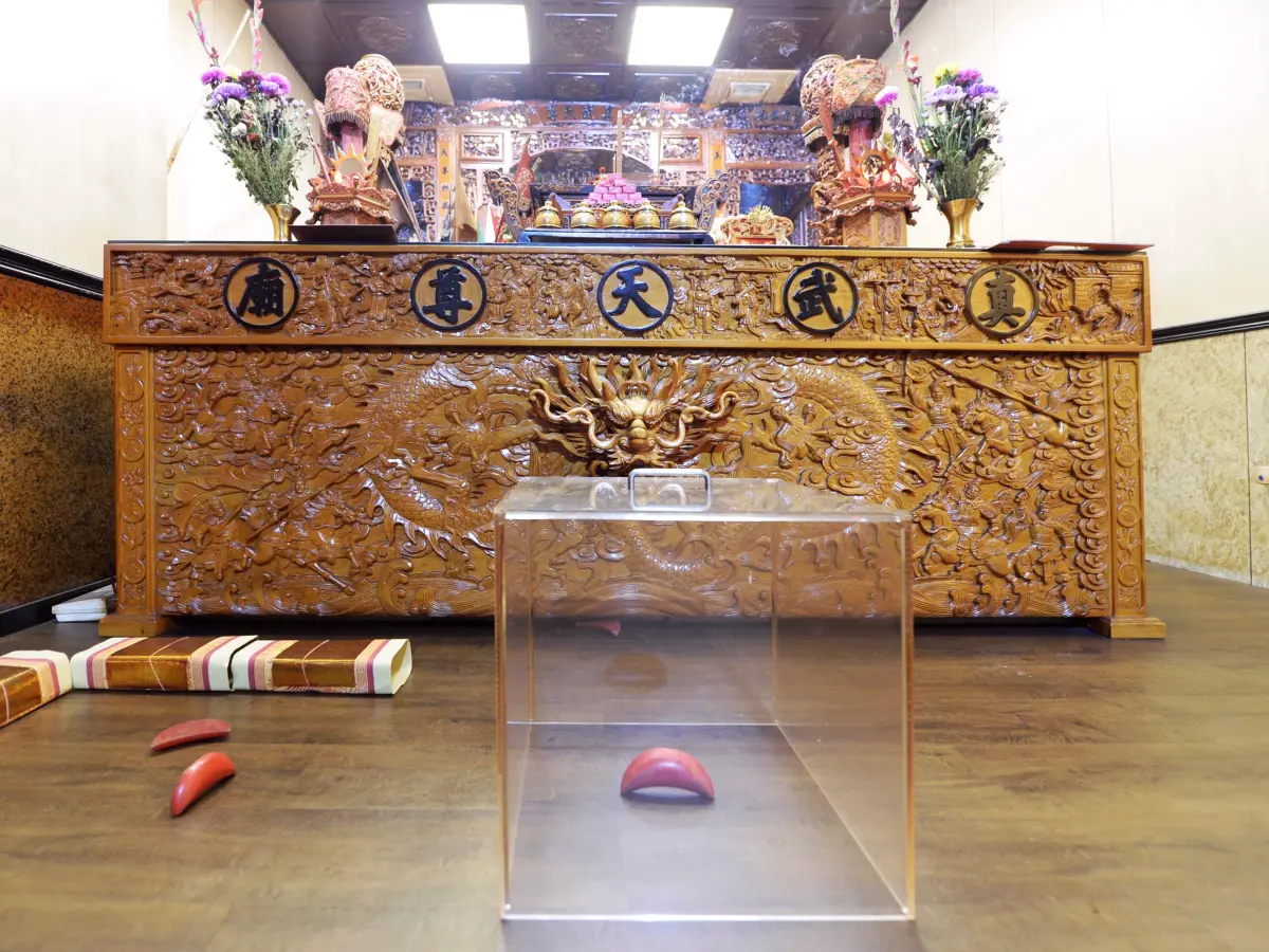 ▲高雄市前金真武天尊廟，供奉主神真武天尊近日分別在6月23日及6月28日出現2個「立筊」。（圖／翻攝畫面）