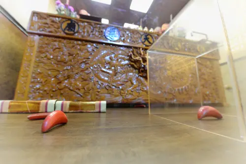 ▲高雄市前金真武天尊廟，供奉主神真武天尊近日分別在6月23日及6月28日出現2個「立筊」。（圖／翻攝畫面）