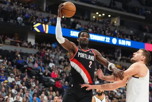 ▲NBA根據ESPN記者Shams Charania報導指出，拓荒者已和中鋒Deandre Ayton達成買斷協議，Ayton將成為自由球員，雖近年來飽受傷勢影響，表現起伏不定，但Ayton生涯前7季場均得分、籃板皆上雙，這樣的表現，預計將會引起不少球隊爭取。（圖／美聯社／達志影像）