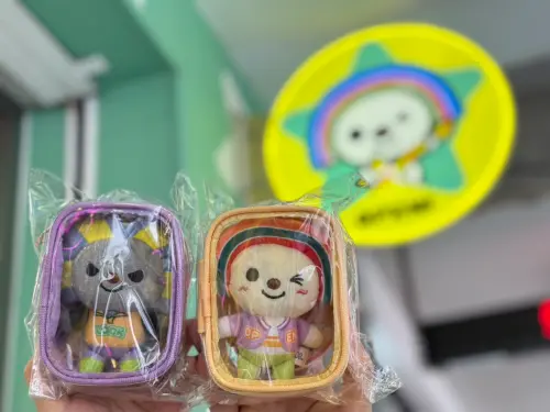 ▲OPEN!20周年絨毛吊飾收納包329元，OPEN!PLAZA指定門市販售。（圖／業者提供）