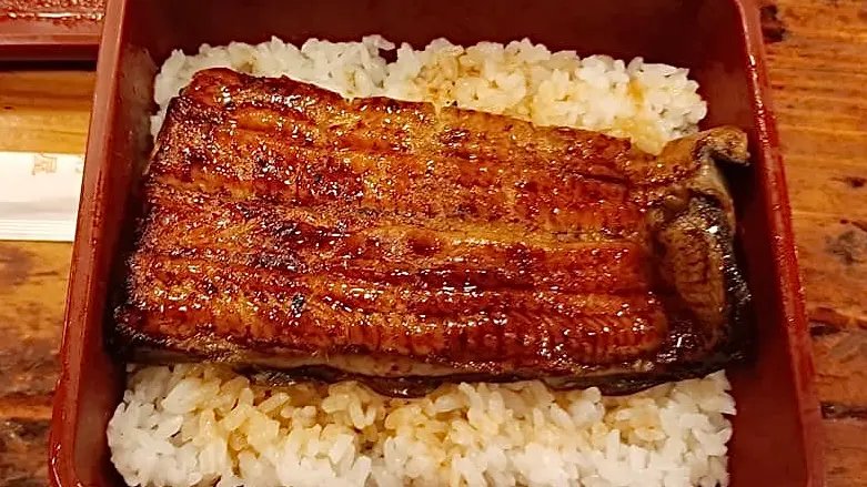 ▲50年鰻魚飯「肥前屋」昨最後一日營業，因老闆退休而歇業。不少饕客與Google評論直指「鰻魚刺超多，像在吃針線包」、「桌子地板都超黏」兩大敗筆。台北四大鰻魚飯僅存劍持屋、濱松屋。（圖／翻攝自肥前屋FB）