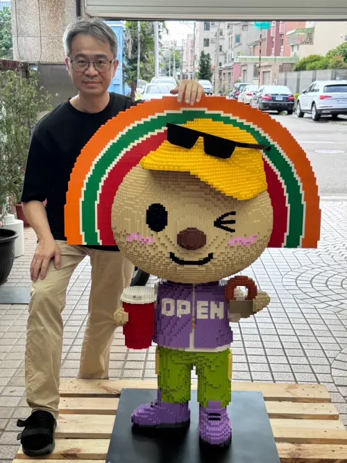 ▲7-11攜手本土樂高認證大師黃彥智打造全球首座120公分大型積木公仔。（圖／業者提供）
