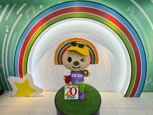 ▲OPEN將積木公仔使用多達3萬顆積木打造，7月1日起在西門町漢中門市展出。（圖／業者提供）