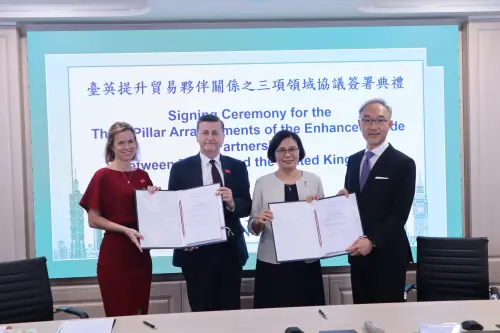 英國在台辦事處代表包瓊郁(Ruth Bradley-Jones)與駐英國台北代表處代表姚金祥,今日在台北正式簽署提升貿易夥伴關係( ETP)3項領域協議。 ▲英國在台辦事處代表包瓊郁(Ruth Bradley-Jones)與駐英國台北代表處代表姚金祥,今日在台北正式簽署提升貿易夥伴關係( ETP)3項領域協議。(圖/英國在台辦事處提供)