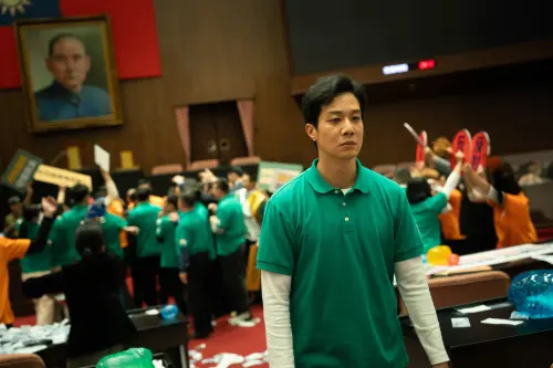 ▲薛仕凌飾演的高政光參與立法院甲級動員。（CATCHPLAY+、公視、大慕可可）