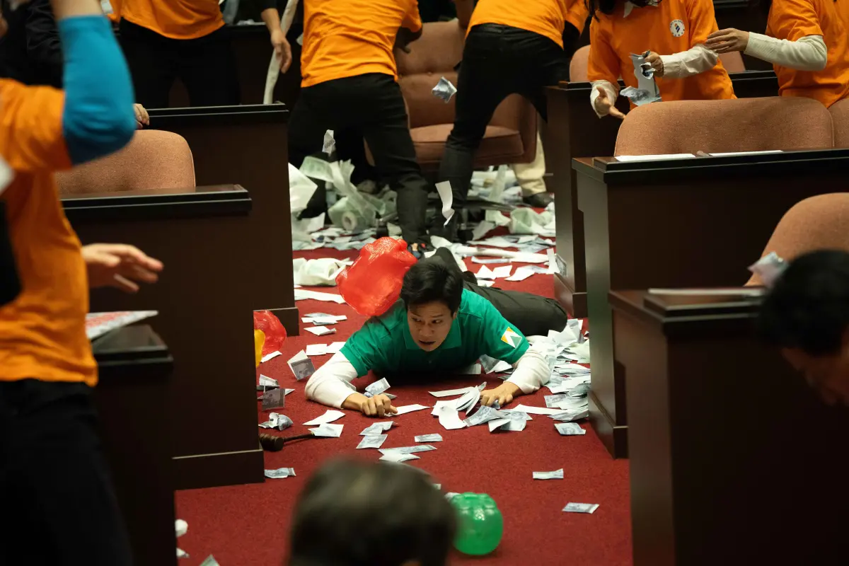 ▲薛仕凌（如圖）在《我們與惡的距離2》中飾演的高政光，參與立法院甲級動員，結果被撲滿、假錢狠砸，笑說在場演員真的都沒在客氣。（圖／CATCHPLAY+、公視、大慕可可）