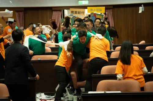 薛仕凌飾演的高政光參與立法院甲級動員。(CATCHPLAY+、公視、大慕可可) ▲薛仕凌飾演的高政光參與立法院甲級動員。(CATCHPLAY+、公視、大慕可可)