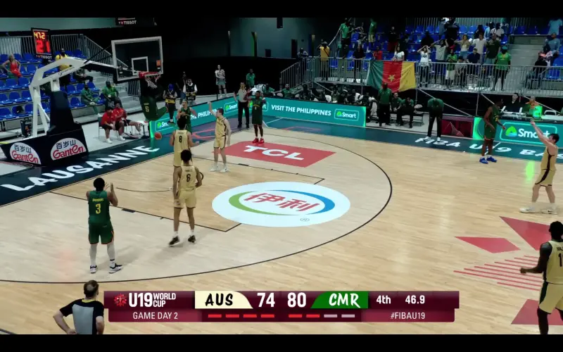 ▲FIBAU19男籃世界盃出現離奇一幕，在喀麥隆今（30）日與澳洲交手，喀麥隆在末節讀秒階段領先6分的情況下，球員卻暴扣自家籃框，幫助澳洲追進比分，導致喀麥隆在正規時間遭追平，最終澳洲在OT2以101：96逆轉擊敗喀麥隆。（圖翻攝自／FIBA Basketball Youtube）