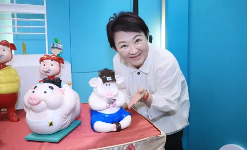 ▲台中市長盧秀燕與各種豬造型藝術品合照。（圖／台中市政府提供，2025.06.30）