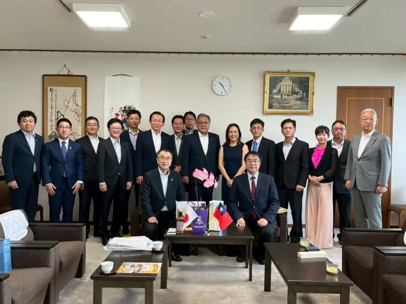 ▲台南市長黃偉哲出席仙台市府締盟邁向第20年系列紀念活動，於今天宮城縣議會議長高橋伸二，日台友好議員聯盟的議員們也都到場歡迎。(圖／南市府提供)