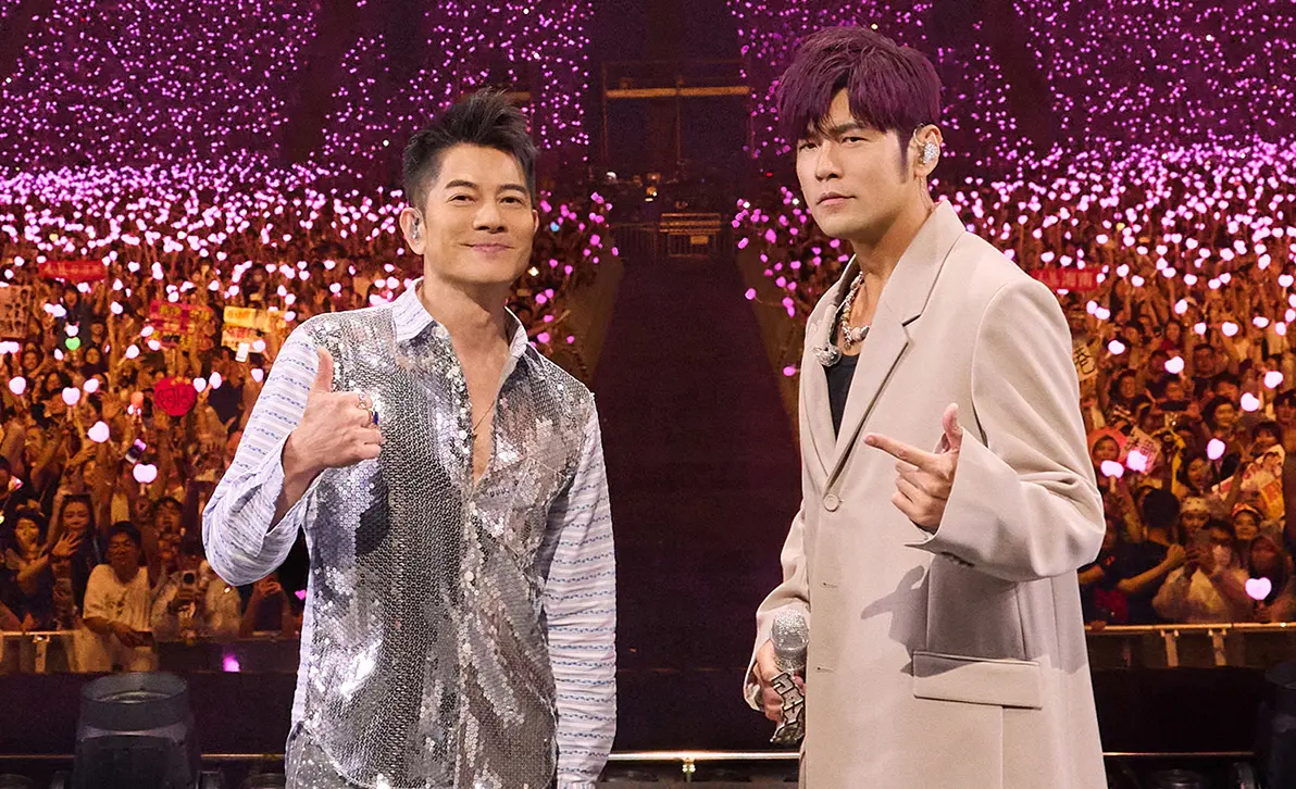 ▲周杰倫（右）說自己21年前曾假裝跟周渝民吵架，還差點打起來，一旁的郭富城（左）卻表情淡定，讓他好奇原因為何？原來，郭富城一眼就看穿兩人是在演戲。（圖／杰威爾提供）