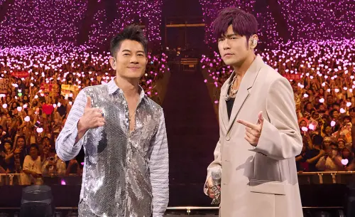 ▲周杰倫（右）說自己21年前曾假裝跟周渝民吵架，還差點打起來，一旁的郭富城（左）卻表情淡定，讓他好奇原因為何？原來，郭富城一眼就看穿兩人是在演戲。（圖／杰威爾提供）