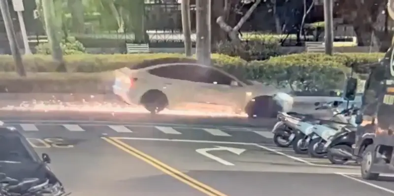 ▲特斯拉肇逃後不顧右輪掉落硬開，跟地面磨擦出火光。（圖／警方提供）