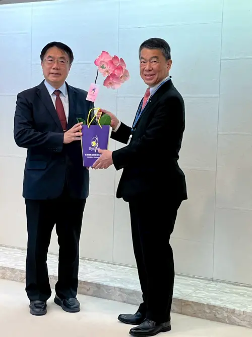 ▲黃偉哲將噴有宮城縣徽的蘭花，以及台南優質鳳梨致贈給知事村井嘉浩，知事提到，日前收到黃偉哲寄來的台南鳳梨，連家裡1歲多的孫女都大讚好吃。(圖／南市府提供) 