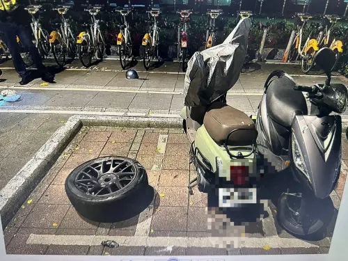 情侶大吵!特斯拉肇逃丟下女友 剩三輪硬開狂刮火光 ▲特斯拉撞擊路邊停放的機車與變電箱,右輪噴飛遺落現場。(圖/警方提供)