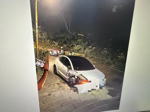 情侶大吵!特斯拉肇逃丟下女友 剩三輪硬開狂刮火光 ▲特斯拉駕駛開到象山步道棄車逃逸,女友報案協尋,肇逃案演變成山難,案發14小時後才找到人。(圖/警方提供)