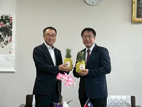 ▲黃偉哲致贈台南鳳梨給宮城縣議長高橋伸二。(圖／南市府提供)