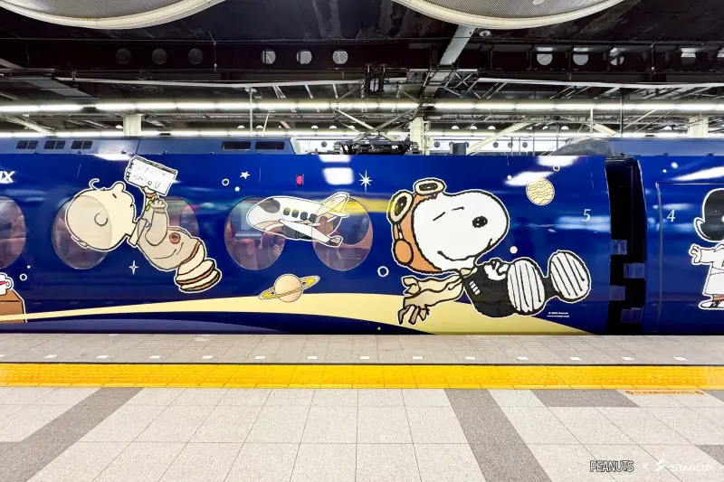 ▲自2025年6月29日起，星宇航空與南海電氣鐵道株式會社（以下簡稱「南海電鐵」）合作，推出「PEANUTS x STARLUX」星際漫遊主題塗裝的特急列車「Rapi:t」。（圖／星宇航空提供）