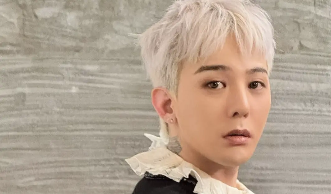 ▲GD（G-DRAGON）個人藝術展《G-DRAGON MEDIA EXHIBITION : Übermensch》台北101場次門票今晚開賣，每張只要588元，還可憑票加購2000份限量大禮包周邊。（圖／8lo8lo8lowme IG）