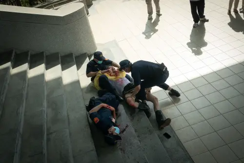 《我們與惡的距離2》黃鐙輝飾演的「羅自強」因思覺失調症發病,誤殺賴銘偉飾演的法警。(圖/CATCHPLAY+、公視、大慕可可) ▲《我們與惡的距離2》黃鐙輝飾演的「羅自強」因思覺失調症發病,誤殺賴銘偉飾演的法警。(圖/CATCHPLAY+、公視、大慕可可)