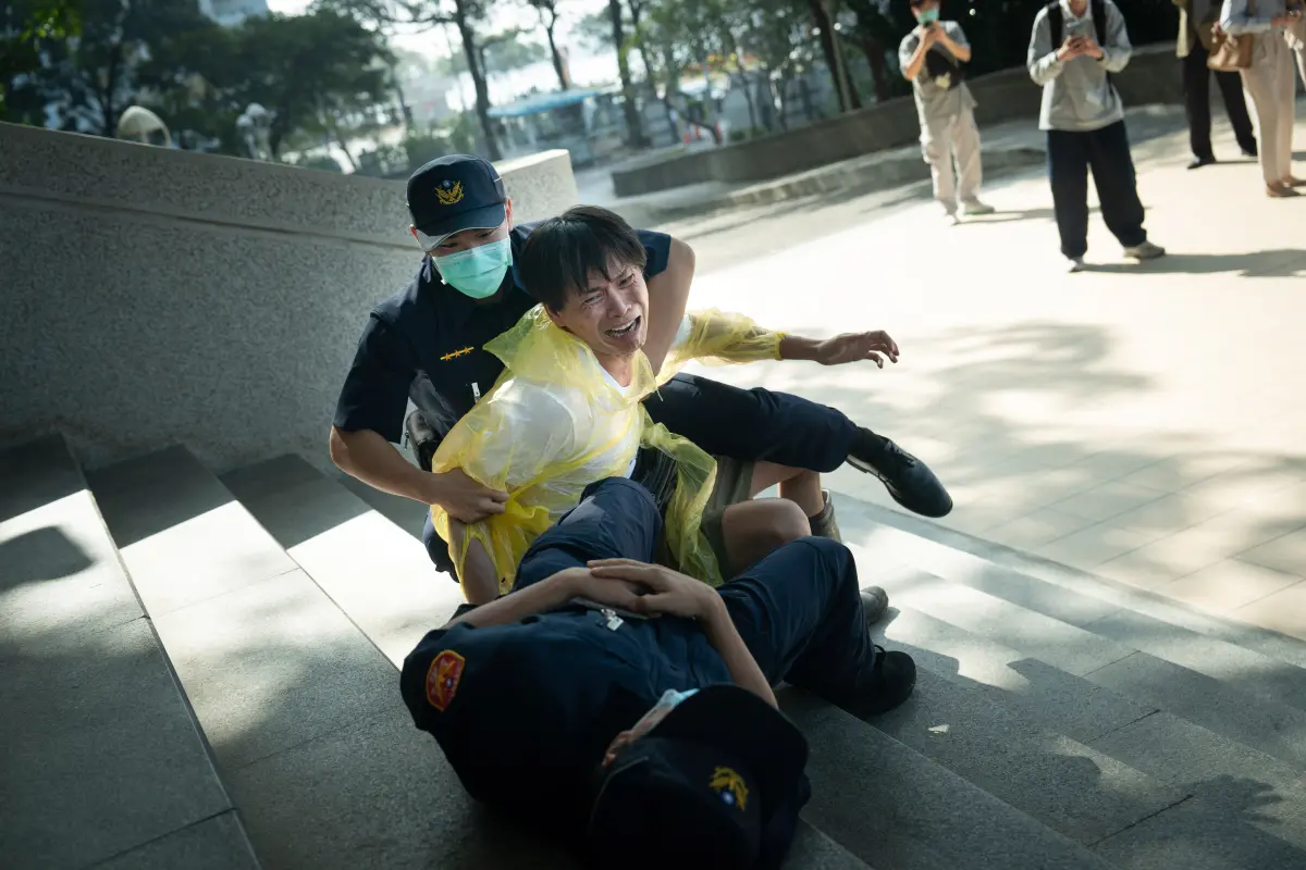 ▲《我們與惡的距離2》黃鐙輝（如圖）飾演的「羅自強」因思覺失調症發病，誤殺賴銘偉飾演的法警，兩人私下是朋友，賴銘偉第一天開工即收工。（圖／CATCHPLAY+、公視、大慕可可）