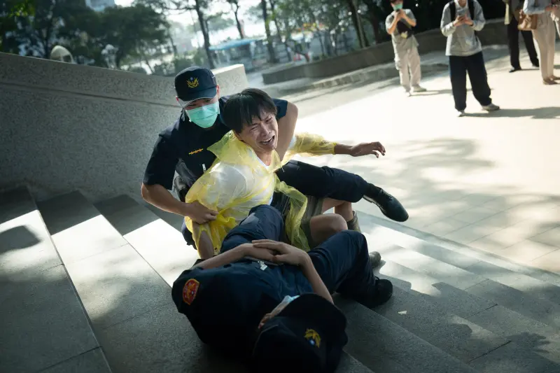 ▲透過居家醫療結合長效藥物治療，不僅能減少反覆住院，更能讓思覺失調症患者得以在社區穩定生活。（示意圖／CATCHPLAY+、公視、大慕可可）