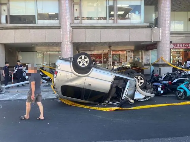 ▲68歲張男駕車，自撞電桿後波及路邊19輛機車後翻覆。（圖／翻攝畫面）