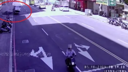 ▲68歲張男駕車，自撞電桿後波及路邊19輛機車後翻覆。（圖／翻攝畫面）