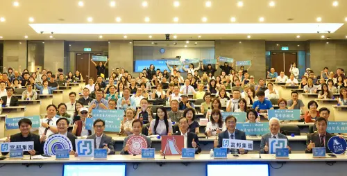 台灣首富最擔心的煩惱曝光!蔡明忠花900億學會爸爸從小教的事 ▲富邦集團董事長蔡明忠在東海大學講座分享,企業如何靠誠信走過最大風暴。(圖/東海大學提供,2025.06.30)