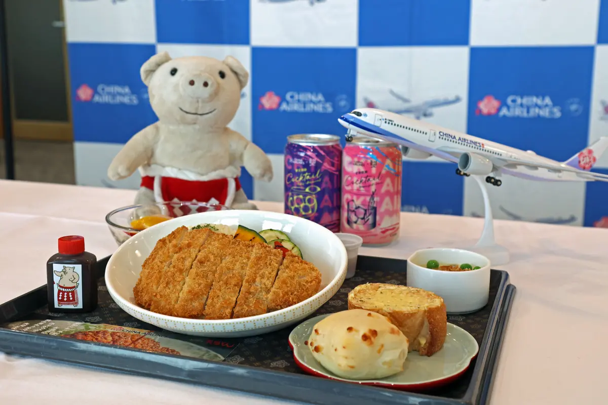 ▲為慶祝名古屋開航 40 周年及中部國際機場啟用 20 周年，華航特別攜手中部國際機場，在名古屋返台的商務艙端出知名炸豬排專賣店矢場とん的味噌炸豬排。（圖／華航提供）