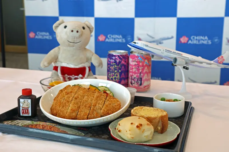 ▲為慶祝名古屋開航 40 周年及中部國際機場啟用 20 周年，華航特別攜手中部國際機場，在名古屋返台的商務艙端出知名炸豬排專賣店矢場とん的味噌炸豬排。（圖／華航提供）