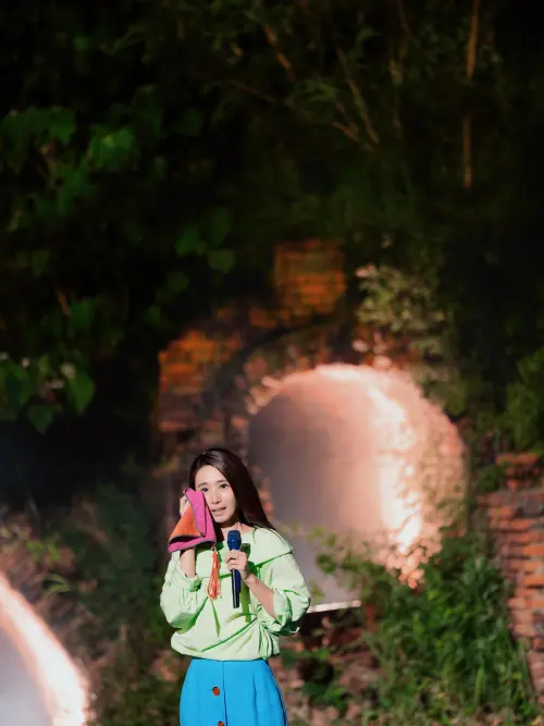 田馥甄演唱〈皆可〉時被夜空打動,哭到無法收拾。(圖/何樂音樂) ▲田馥甄演唱〈皆可〉時被夜空打動,哭到無法收拾。(圖/何樂音樂)