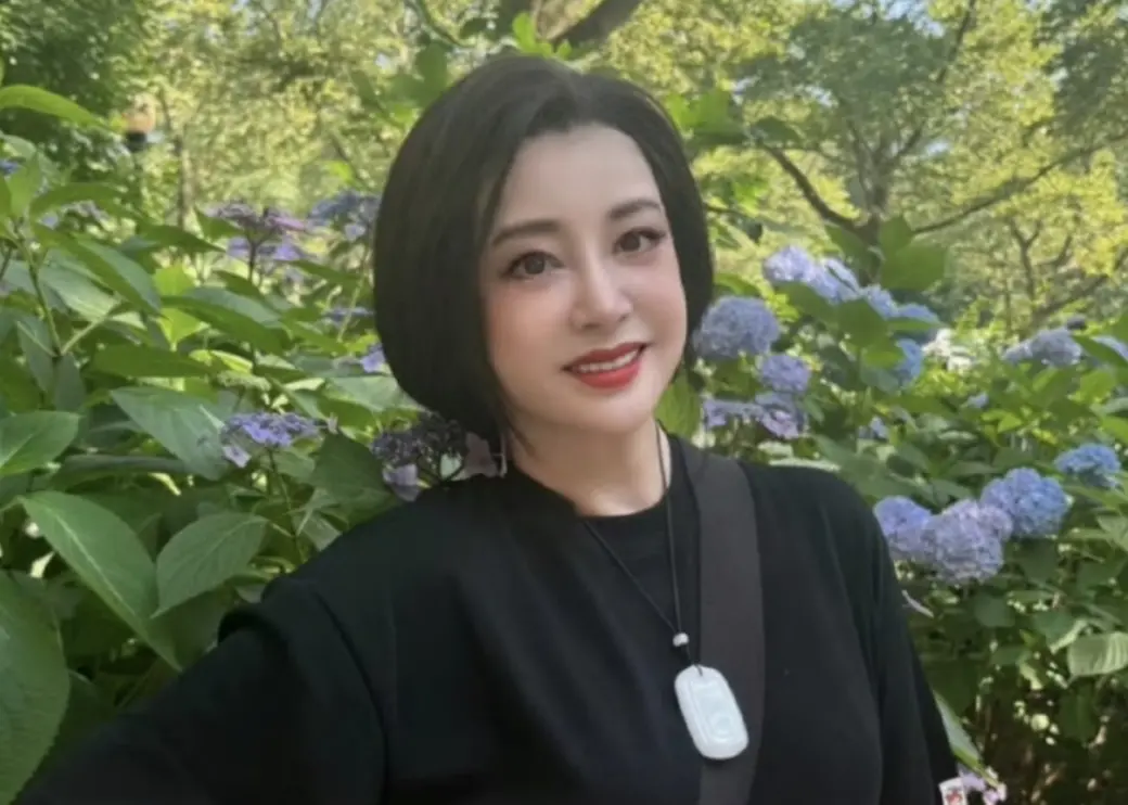 ▲74歲劉曉慶（如圖）在《折腰》中飾演男主角劉宇寧的祖母，今她曬出自拍照，對烏龍死訊不以為意，還笑說「我又死了一回嗎」。（圖／翻攝自微博）