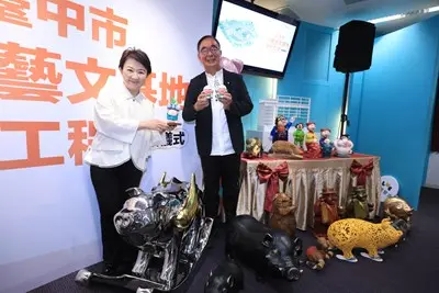 ▲台中肉品市場拍賣館蛻變藝文場館，盧市長見證「小豬藝文基地」啟動，感謝麗明營造攜手打造北區新亮點。（圖／市府提供）(36 kb)