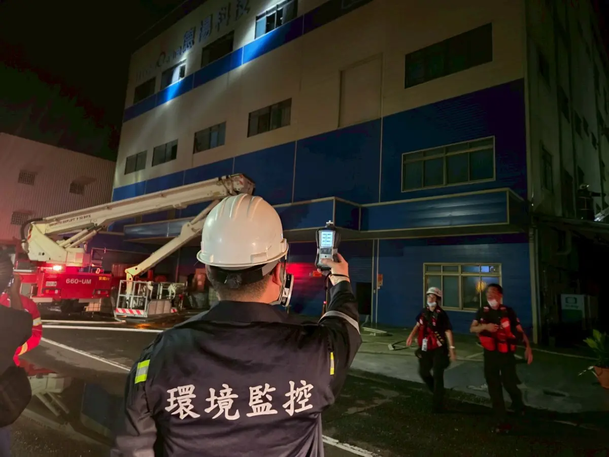 ▲台南市某科技工廠29日傍晚發生火警，環保局表示，經確認場內列管氰化鈉毒化物及氫氟酸關注化學物質未受到波及洩漏。(圖／南市府環保局提供)