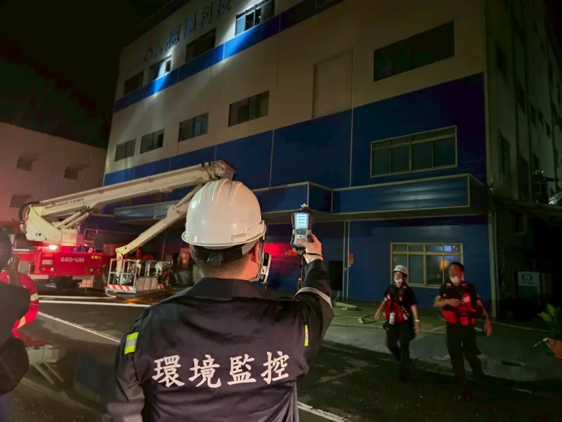 ▲台南市某科技工廠29日傍晚發生火警，環保局表示，經確認場內列管氰化鈉毒化物及氫氟酸關注化學物質未受到波及洩漏。(圖／南市府環保局提供)