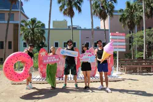 ▲馬拉灣25周年推出全新網美景點「白日夢沙灘」，粉紅陽傘、氣墊沙發、造型泳圈、粉嫩浪板，放眼望去一片粉紅，以粉紅浪潮對抗酷暑。（圖／業者提供）